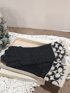 Coach Signature C Lurex Logo Knit Gloves Sz L NWOT original gift box